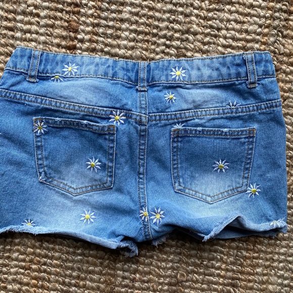 Girl’s denim shorts.🌸 - Picture 2 of 3